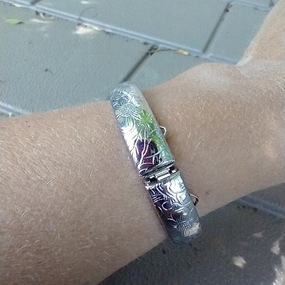 Women's hinged silver tone bracelet missing chain. - Picture 2 of 4